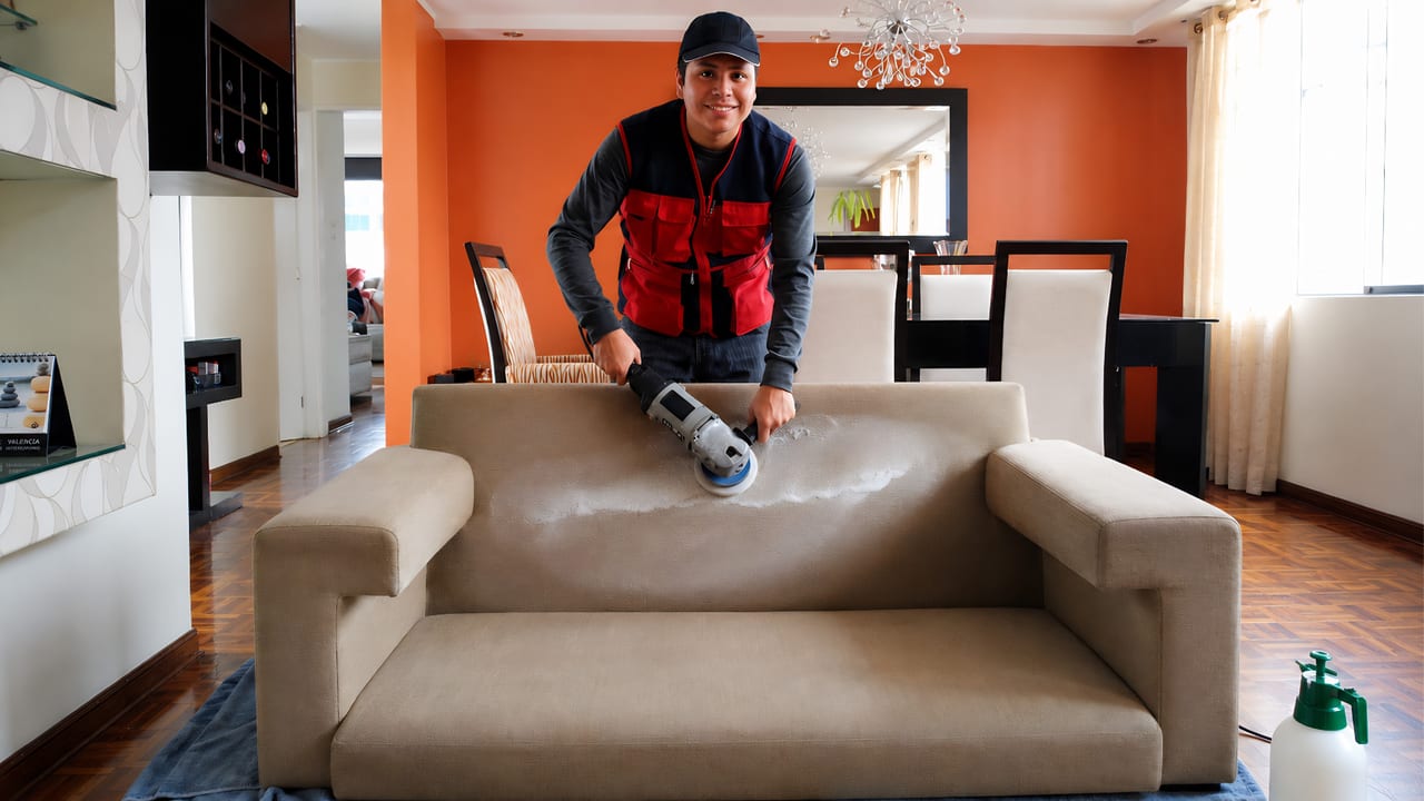 Técnico de Mister Lavado realizando lavado de sofá a domicilio